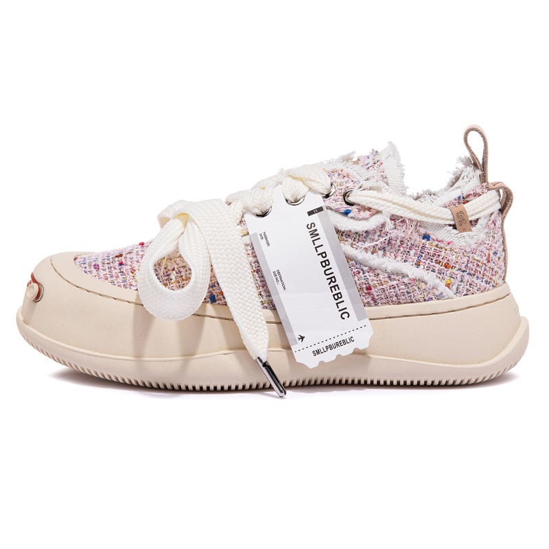 Auduma kedas ar vidēja augstuma augšdaļu, bieza zole, šņorēšana, universāls, ādas iekšpuse