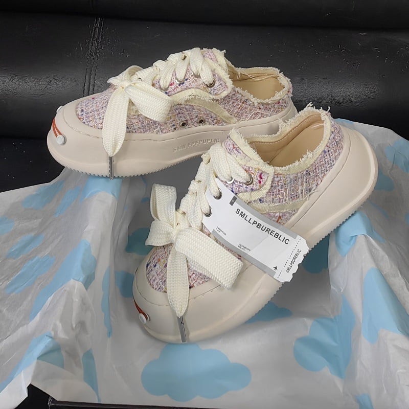 Auduma kedas ar vidēja augstuma augšdaļu, bieza zole, šņorēšana, universāls, ādas iekšpuse