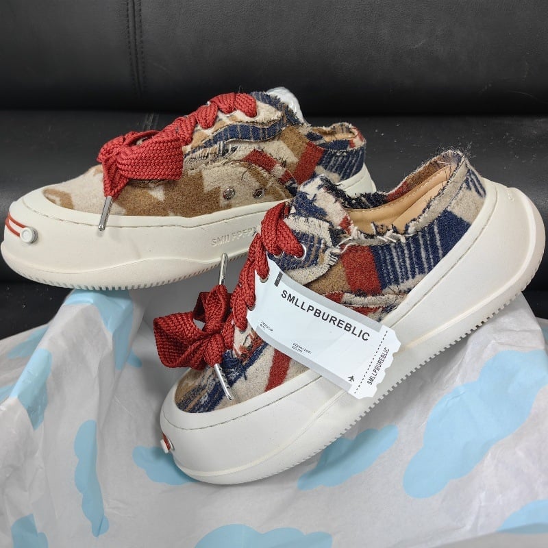 Auduma kedas ar vidēja augstuma augšdaļu, bieza zole, šņorēšana, universāls, ādas iekšpuse