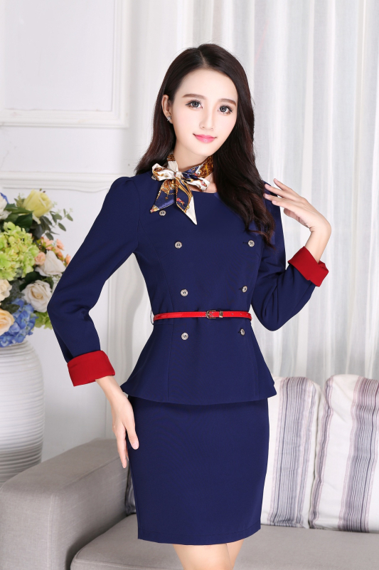 Profesionalus moterų kelnių kostiumas – dviejų dalių komplektas rudens-žiemos. Metai/sezonas: Summer 2023; Audinys: poliesterio pluoštas; Pagrindinė medžiaga: ožkos oda; Rankovės: trečdalio ilgio; Sijono ilgis: vidutinio ilgio.