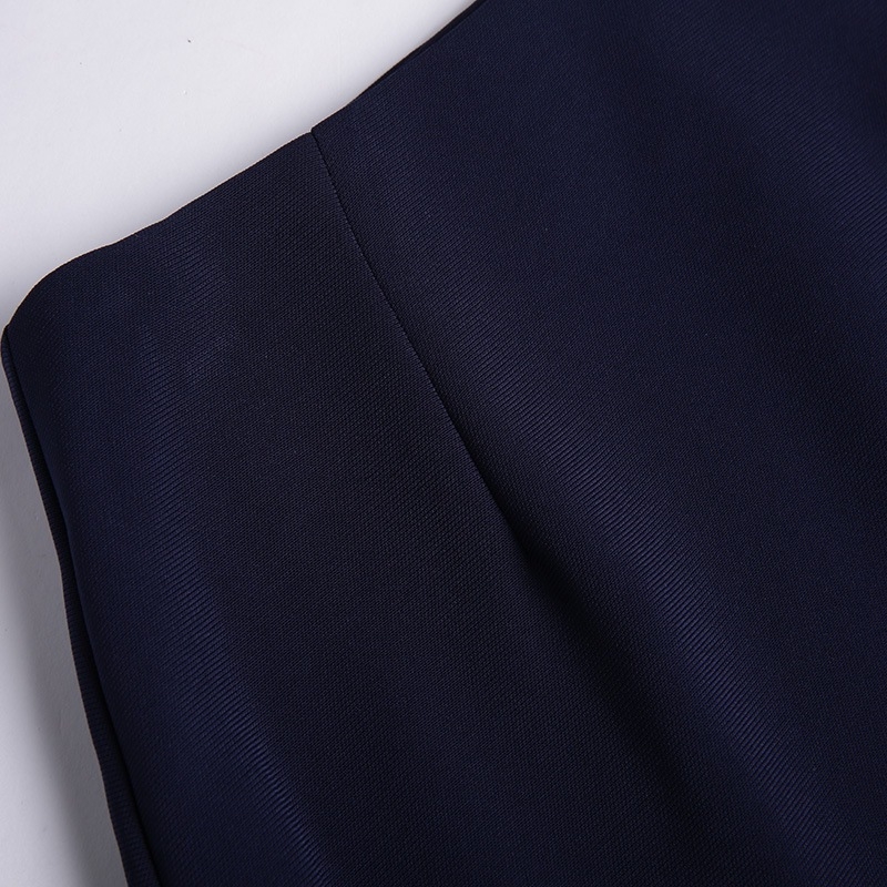 Profesionalus moterų kelnių kostiumas – dviejų dalių komplektas rudens-žiemos. Metai/sezonas: Summer 2023; Audinys: poliesterio pluoštas; Pagrindinė medžiaga: ožkos oda; Rankovės: trečdalio ilgio; Sijono ilgis: vidutinio ilgio.