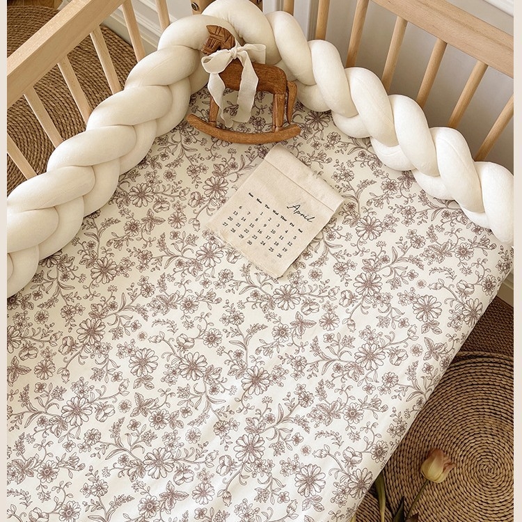 Set bebi posteljine od 100% pamuka s patchwork dizajnom: navlaka za madrac s elastikom, ploski list i zaštitnik madraca