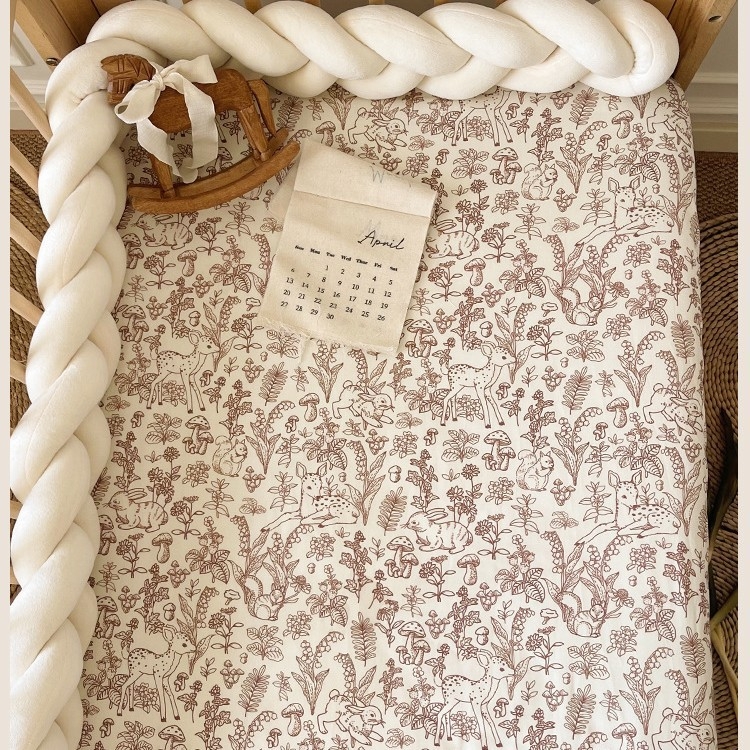 Set bebi posteljine od 100% pamuka s patchwork dizajnom: navlaka za madrac s elastikom, ploski list i zaštitnik madraca