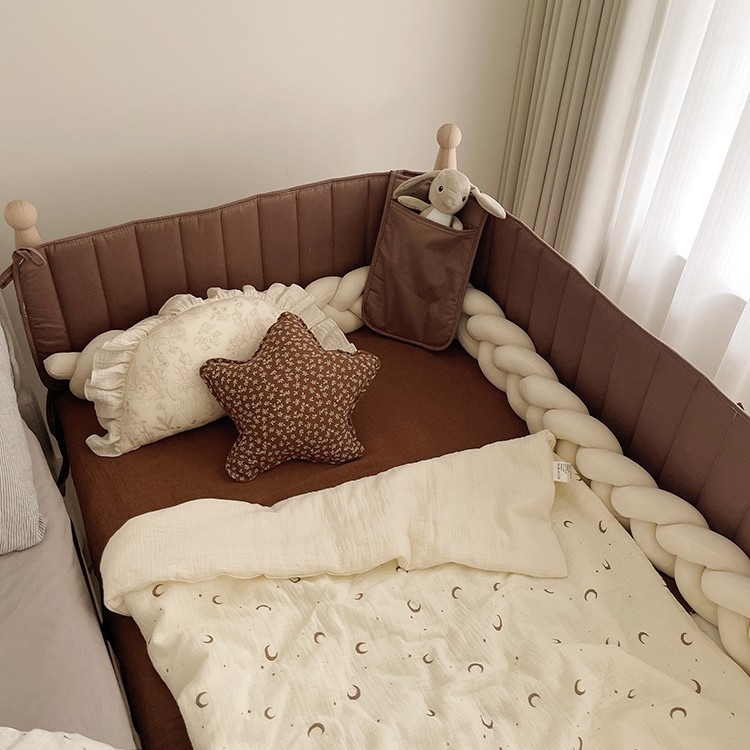 Set bebi posteljine od 100% pamuka s patchwork dizajnom: navlaka za madrac s elastikom, ploski list i zaštitnik madraca