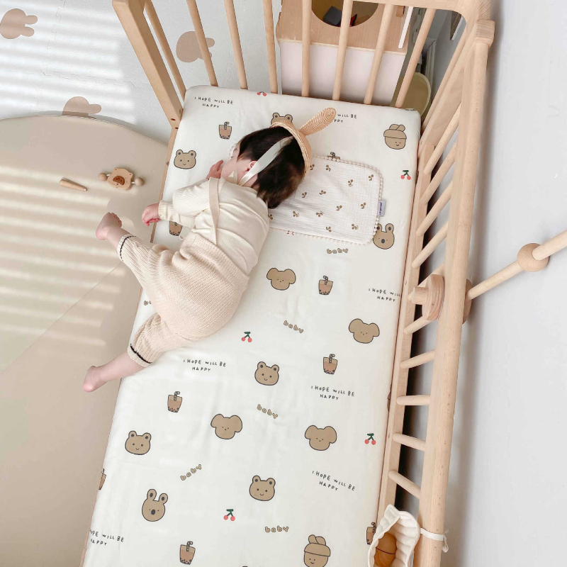 Set bebi posteljine od 100% pamuka s patchwork dizajnom: navlaka za madrac s elastikom, ploski list i zaštitnik madraca