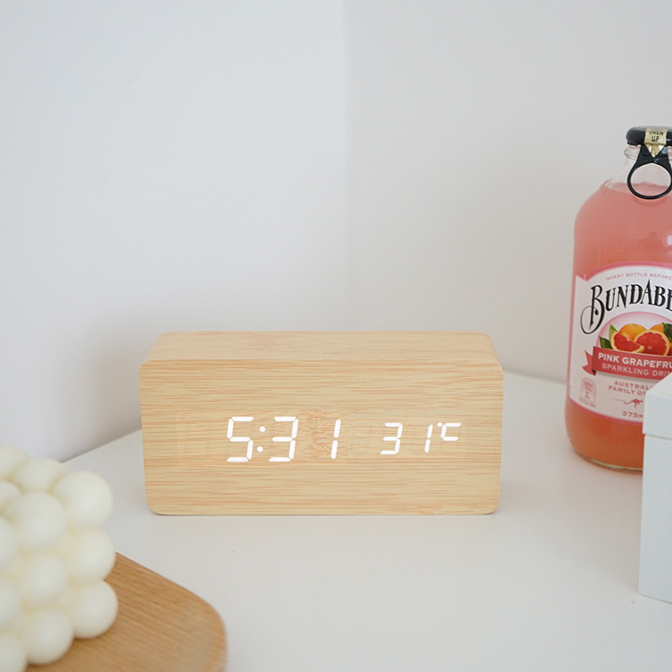 Galda pulkstenis ar koka korpusu ar LED displeju, temperatētā stikla ciparnīca, uzlādējams barošanas avots, mehānisks kustības mehānisms, klusais režīms