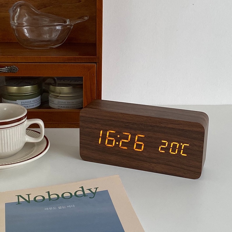 Galda pulkstenis ar koka korpusu ar LED displeju, temperatētā stikla ciparnīca, uzlādējams barošanas avots, mehānisks kustības mehānisms, klusais režīms