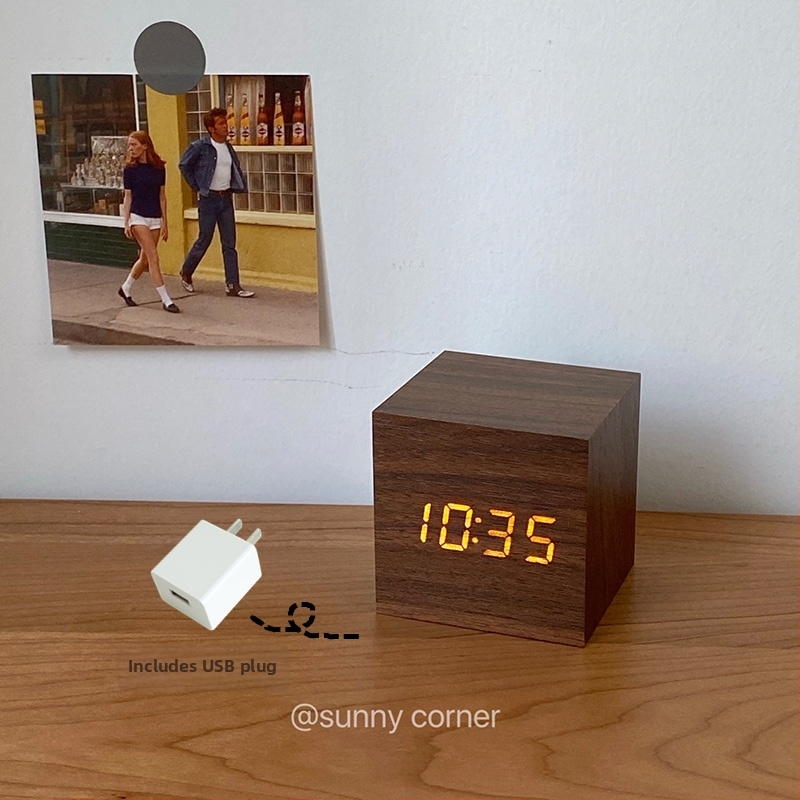 Galda pulkstenis ar koka korpusu ar LED displeju, temperatētā stikla ciparnīca, uzlādējams barošanas avots, mehānisks kustības mehānisms, klusais režīms