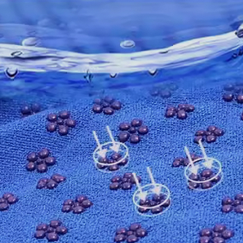 Neslīdošs jogas dvielis prostinam ar plūmju ziedu punktētu rakstu, viegls, mazgājas veļas mašīnā