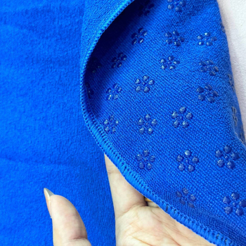 Neslīdošs jogas dvielis prostinam ar plūmju ziedu punktētu rakstu, viegls, mazgājas veļas mašīnā