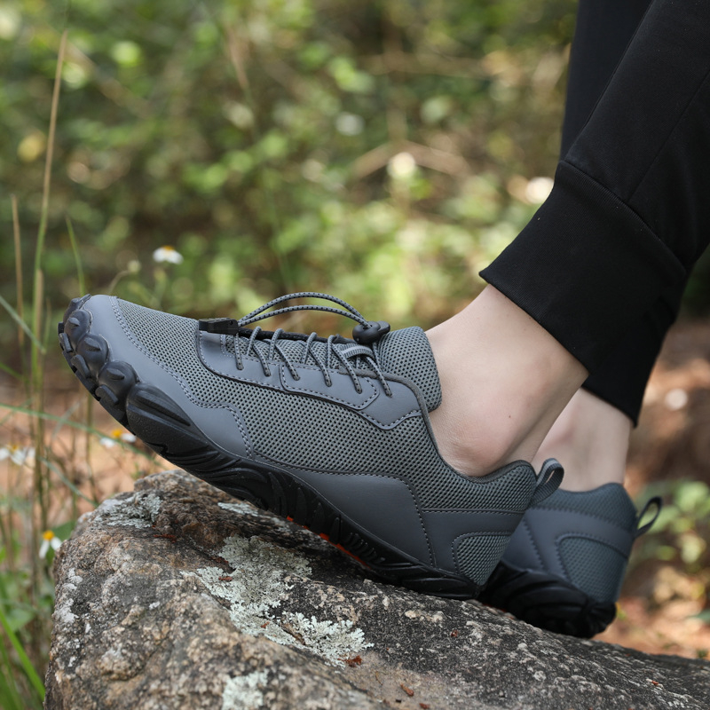 Unisex piecu pirkstu pārgājienu apavi, elpojošs iekšējais tīklā, zemais augšdaļas, elastīgā lentes aizdare, izturīga gumijas zole
