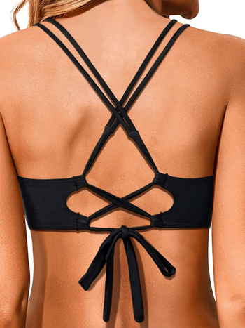 Divdaļīgs bikini peldkostīms ar krustotām siksniņām un krūšu spilventiņiem; ziedu raksts; materiāls poliesters 85% (pildījums 85% poliesters); bez piedurknēm, bikini siluets