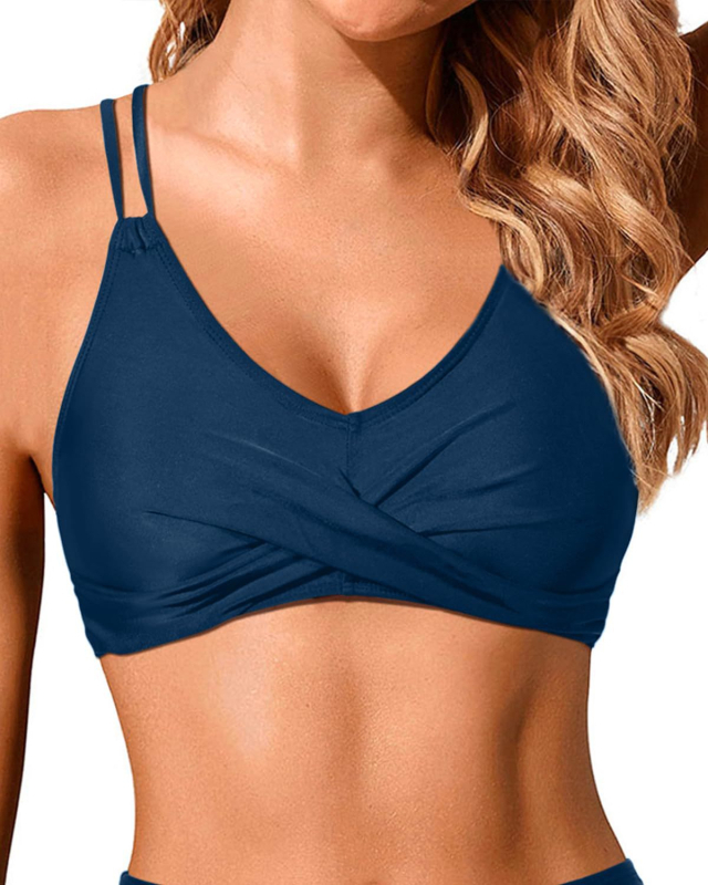 Divdaļīgs bikini peldkostīms ar krustotām siksniņām un krūšu spilventiņiem; ziedu raksts; materiāls poliesters 85% (pildījums 85% poliesters); bez piedurknēm, bikini siluets