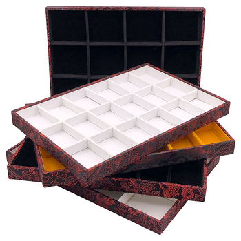 Vienas daļas juvelierizstrādājumu demonstrēšanas plāksne ar 125 nodalījumiem; materiāls: presēta koka plāksne; antīkā stilā; savienojuma konstrukcija