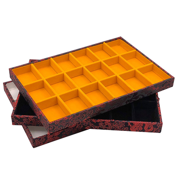 Vienas daļas juvelierizstrādājumu demonstrēšanas plāksne ar 125 nodalījumiem; materiāls: presēta koka plāksne; antīkā stilā; savienojuma konstrukcija