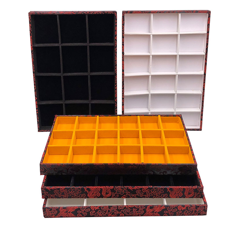 Vienas daļas juvelierizstrādājumu demonstrēšanas plāksne ar 125 nodalījumiem; materiāls: presēta koka plāksne; antīkā stilā; savienojuma konstrukcija