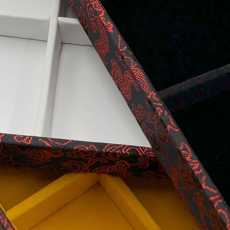 Vienas daļas juvelierizstrādājumu demonstrēšanas plāksne ar 125 nodalījumiem; materiāls: presēta koka plāksne; antīkā stilā; savienojuma konstrukcija