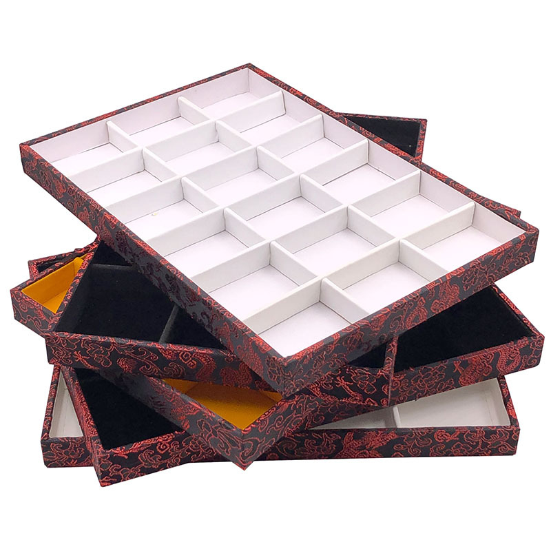 Vienas daļas juvelierizstrādājumu demonstrēšanas plāksne ar 125 nodalījumiem; materiāls: presēta koka plāksne; antīkā stilā; savienojuma konstrukcija