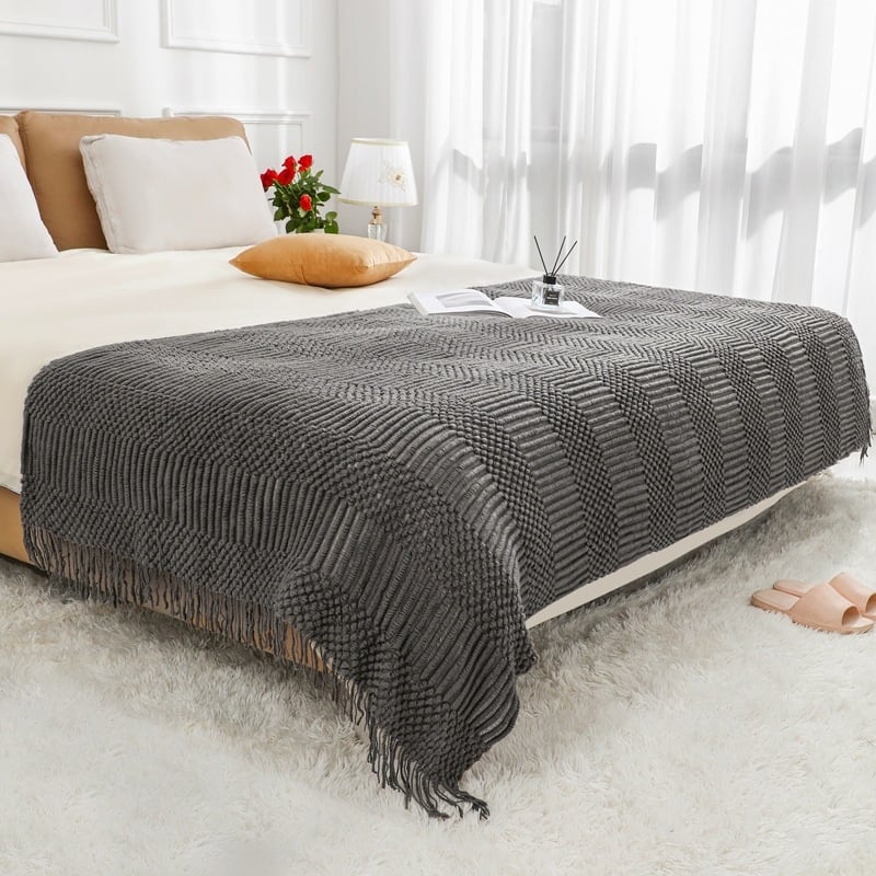 Kötött ágyvég takaró – skandináv stílus, geometriai mintázat, akril anyag, testreszabás elérhető, logó nyomtatás lehetséges
