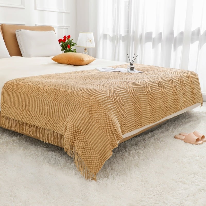 Kötött ágyvég takaró – skandináv stílus, geometriai mintázat, akril anyag, testreszabás elérhető, logó nyomtatás lehetséges