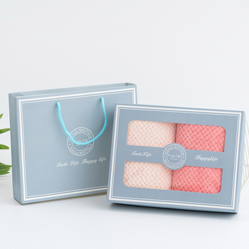 Две кърпи в подаръчна кутия от коралов флийс със лого, 450 г, 80% полиестер