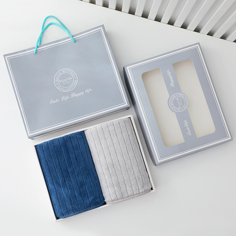 Две кърпи в подаръчна кутия от коралов флийс със лого, 450 г, 80% полиестер