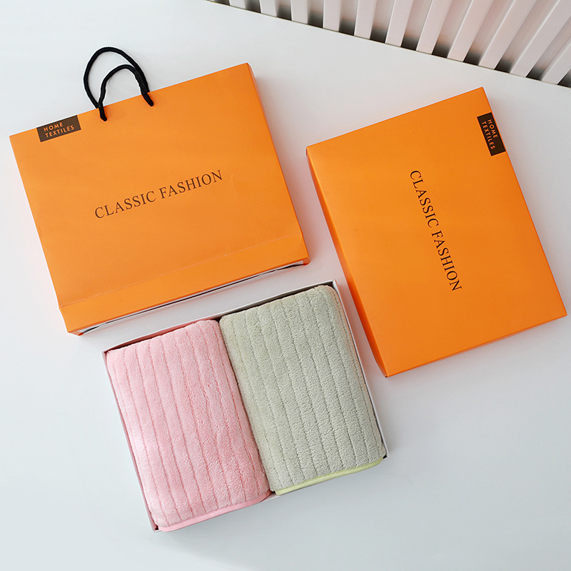 Две кърпи в подаръчна кутия от коралов флийс със лого, 450 г, 80% полиестер