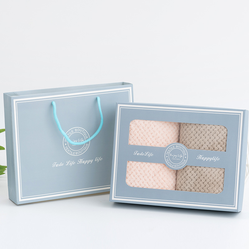 Две кърпи в подаръчна кутия от коралов флийс със лого, 450 г, 80% полиестер