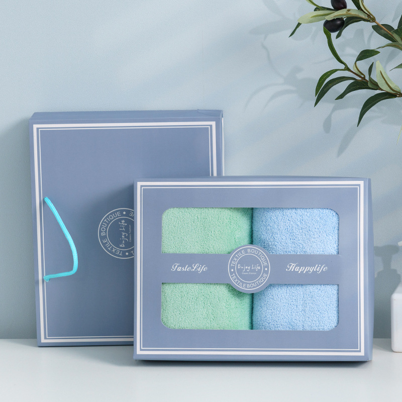 Две кърпи в подаръчна кутия от коралов флийс със лого, 450 г, 80% полиестер