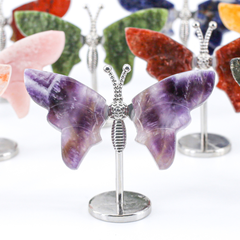 Prirodni kristalni ukras u obliku krila leptira; Materijal: prirodni kristal; Kategorija: nerafinirani kristalni kamen; Stil: feng shui za ured i dom; Pogodno kao poslovni dar