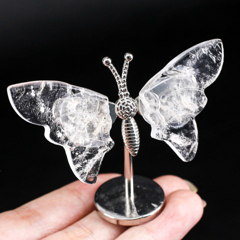 Prirodni kristalni ukras u obliku krila leptira; Materijal: prirodni kristal; Kategorija: nerafinirani kristalni kamen; Stil: feng shui za ured i dom; Pogodno kao poslovni dar