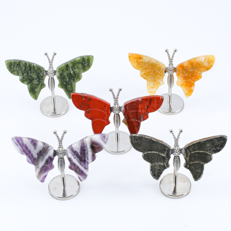 Prirodni kristalni ukras u obliku krila leptira; Materijal: prirodni kristal; Kategorija: nerafinirani kristalni kamen; Stil: feng shui za ured i dom; Pogodno kao poslovni dar