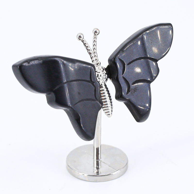 Prirodni kristalni ukras u obliku krila leptira; Materijal: prirodni kristal; Kategorija: nerafinirani kristalni kamen; Stil: feng shui za ured i dom; Pogodno kao poslovni dar