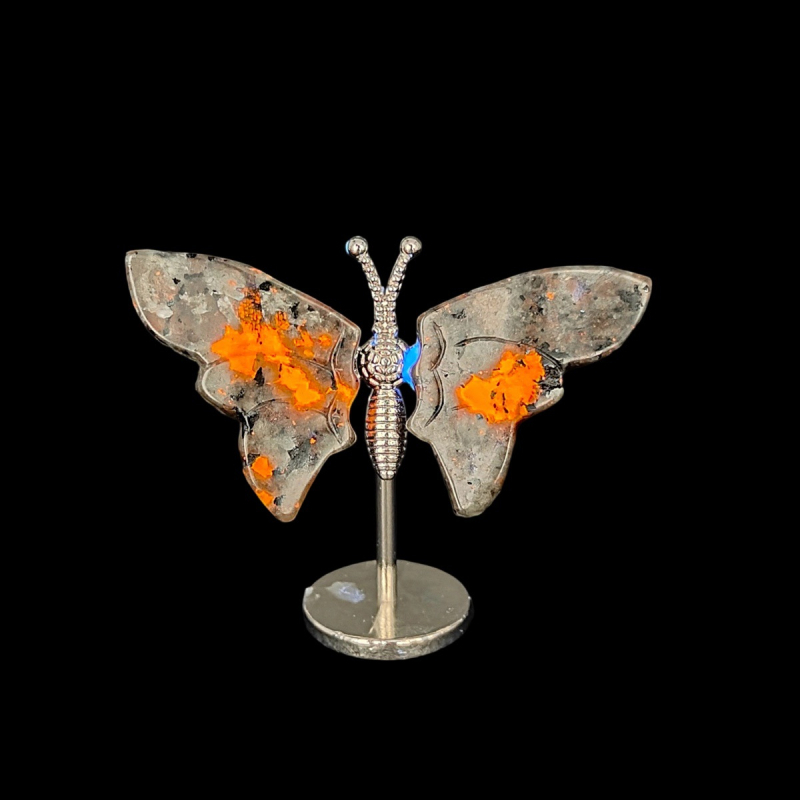 Prirodni kristalni ukras u obliku krila leptira; Materijal: prirodni kristal; Kategorija: nerafinirani kristalni kamen; Stil: feng shui za ured i dom; Pogodno kao poslovni dar