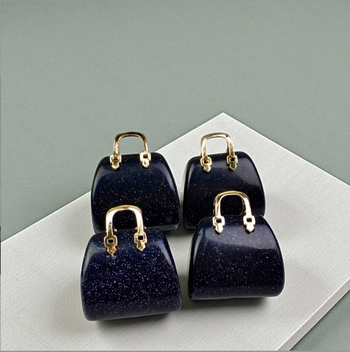 Prirodni kristalni mini torbica – izrezbareni ornament od tigrovog oka