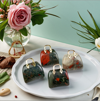 Prirodni kristalni mini torbica – izrezbareni ornament od tigrovog oka