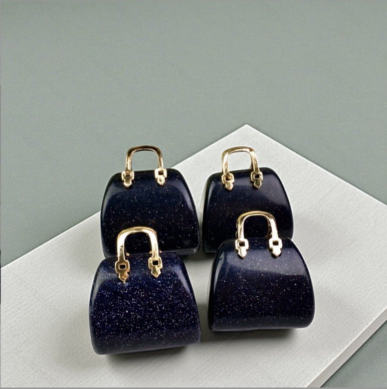Prirodni kristalni mini torbica – izrezbareni ornament od tigrovog oka