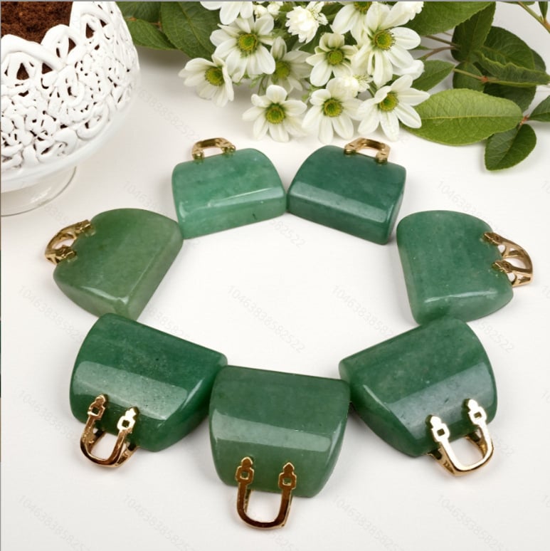 Prirodni kristalni mini torbica – izrezbareni ornament od tigrovog oka