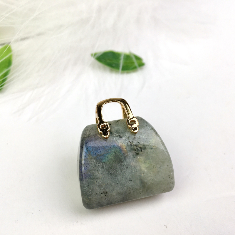 Prirodni kristalni mini torbica – izrezbareni ornament od tigrovog oka