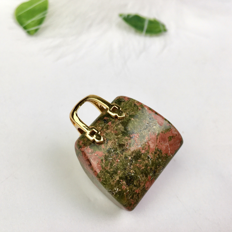 Prirodni kristalni mini torbica – izrezbareni ornament od tigrovog oka