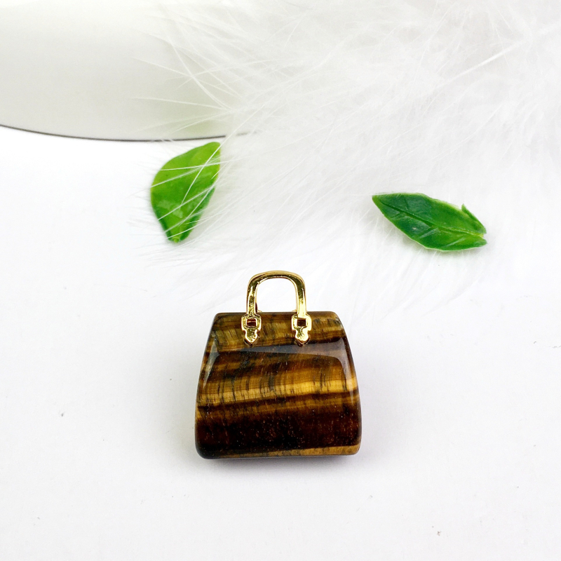Prirodni kristalni mini torbica – izrezbareni ornament od tigrovog oka