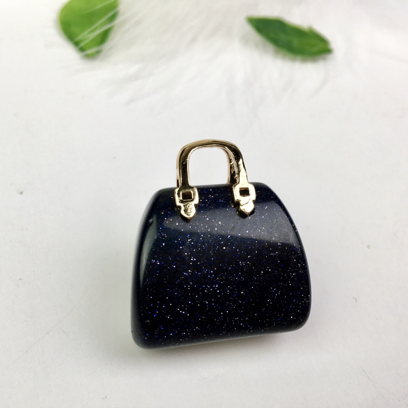 Prirodni kristalni mini torbica – izrezbareni ornament od tigrovog oka