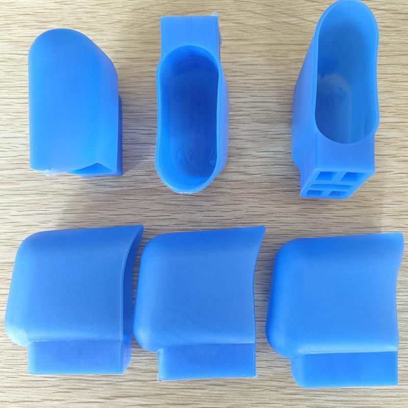 Navlake za noge učeničkog stola - debeli plast, ovalni oblik, otporne na habanje, moderan jednostavan stil (Materijal: Plastika; Oblik: Ovalni; Funkcija: Otporan na habanje; Stil: Moderan jednostavan)