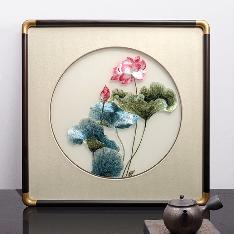 Roku darīta sienas glezna ar ainavu, ziediem un putniem (materiāls: zīds; stils: vispārīgs mērķis; telpa: viesistaba)