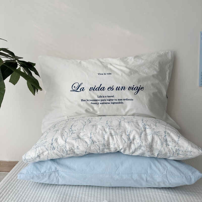 Bijela pamučna navlaka za jastuk 48×74 cm, minimalistički uzorak prugastog cvjetnog motiva