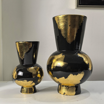 Keramikas vāze – rokdarbs ar zelta folijas akcentu, viegls luksusa stils, zīmols Jade Slip