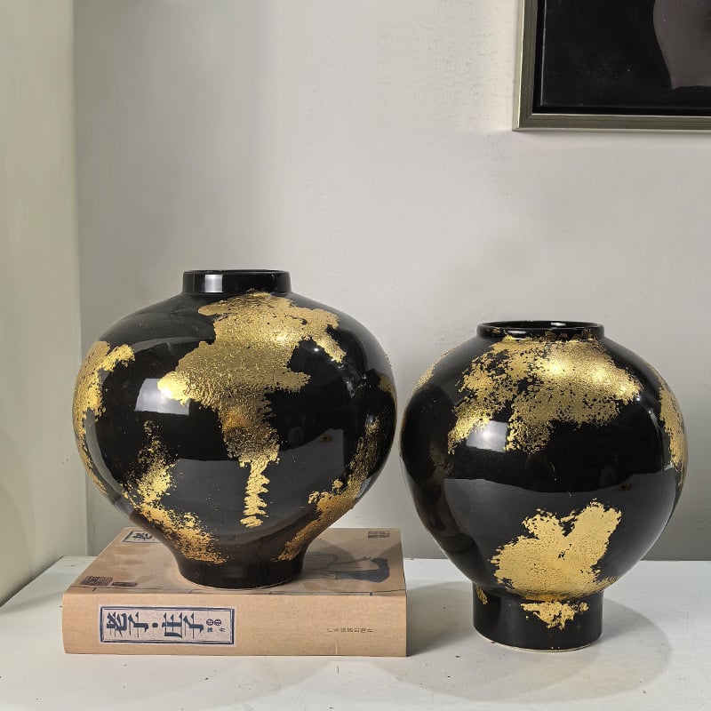 Keramikas vāze – rokdarbs ar zelta folijas akcentu, viegls luksusa stils, zīmols Jade Slip