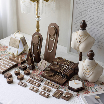 Vintažas rotaslietu izstādīšanas statīvs kaklarotām un auskarām, dažādi materiāli, izcelsme Guangzhou, 2025. gada pavasaris, senlaicīgs stils