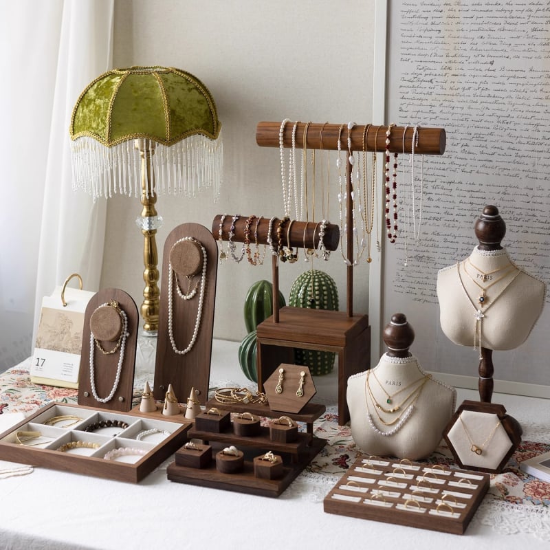 Vintažas rotaslietu izstādīšanas statīvs kaklarotām un auskarām, dažādi materiāli, izcelsme Guangzhou, 2025. gada pavasaris, senlaicīgs stils