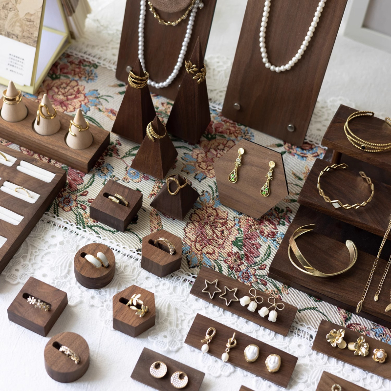 Vintažas rotaslietu izstādīšanas statīvs kaklarotām un auskarām, dažādi materiāli, izcelsme Guangzhou, 2025. gada pavasaris, senlaicīgs stils